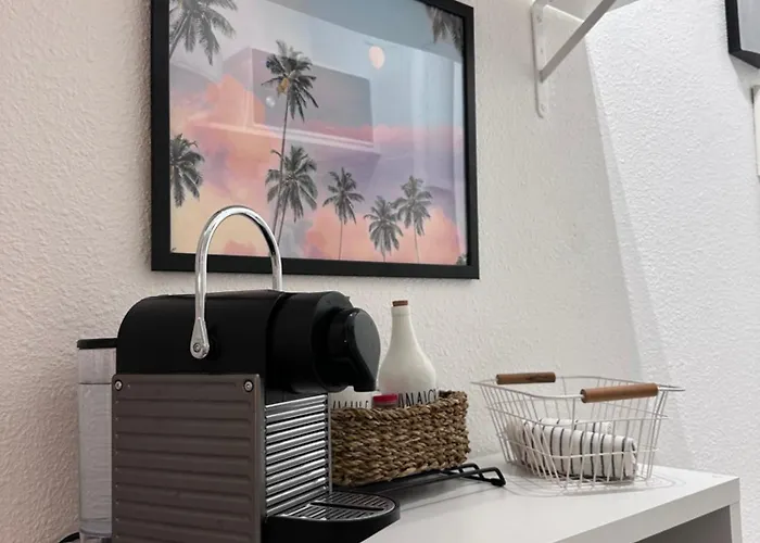 Studio sur le port de Hyères - à 2min des plages, Clim&Balcon